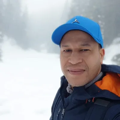 Junior Luna sorrindo nas montanhas das Dolomitas
