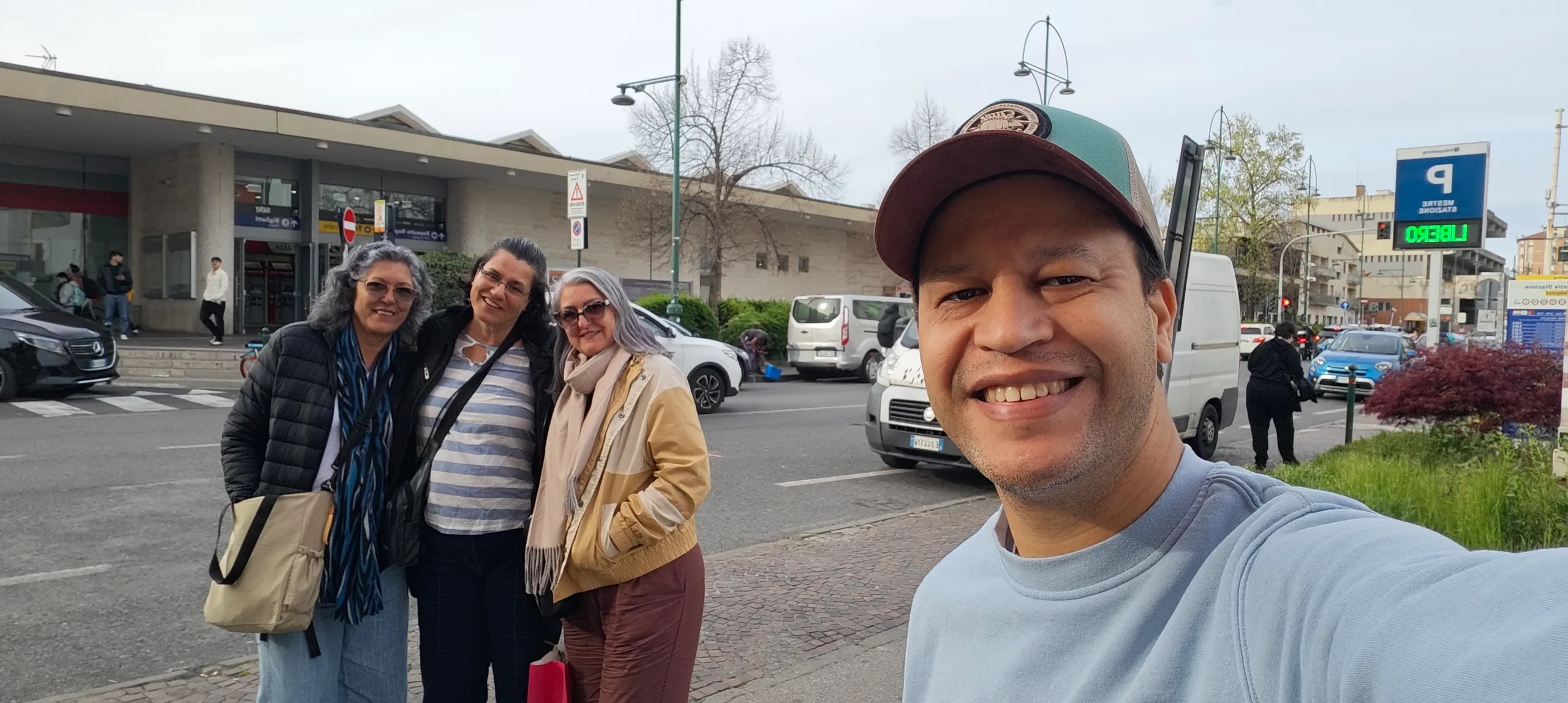 As irmãs Giacomazzi celebrando o reencontro com suas raízes em Treviso